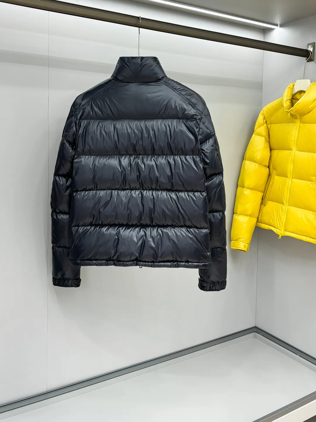 MON 26 Levitha 。 Premium 。 Super Laqué ， 。 ， ， —— ， 。 ， Classic 。 ， Moncler Maya ， Classic ， ， 。 ， 、 ， 。 。 ， Luxury ， ， Premium 。 25061Size ： 0 : 50cm- 112cm- 61cm- 70 1 : 51cm- 116cm- 62cm- 71 2 : 52cm- 120cm- 63cm- 72 3 : 53cm- 124cm- 65cm- 73 4 : 54cm- 128cm- 67cm- 74 5 : 55cm- 132cm- 69cm- 75 Size ：（ 0 ） 174-140 ， 2 ！ 130 1 ，130-145 2 ，145-160 3 ，160-175 4 ，175-190 5 ！